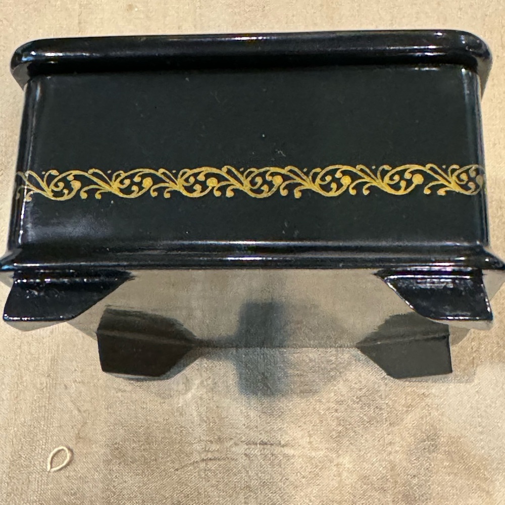 Vintage Signed St. George and the Dragon Russian Lacquered Trinket Box - Picture 6 of 12